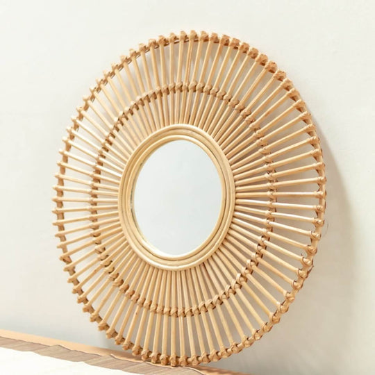 Handgefertigter Boho-Rattanspiegel BUMI, 58 cm Durchmesser, ideal für Flur oder Schlafzimmer.