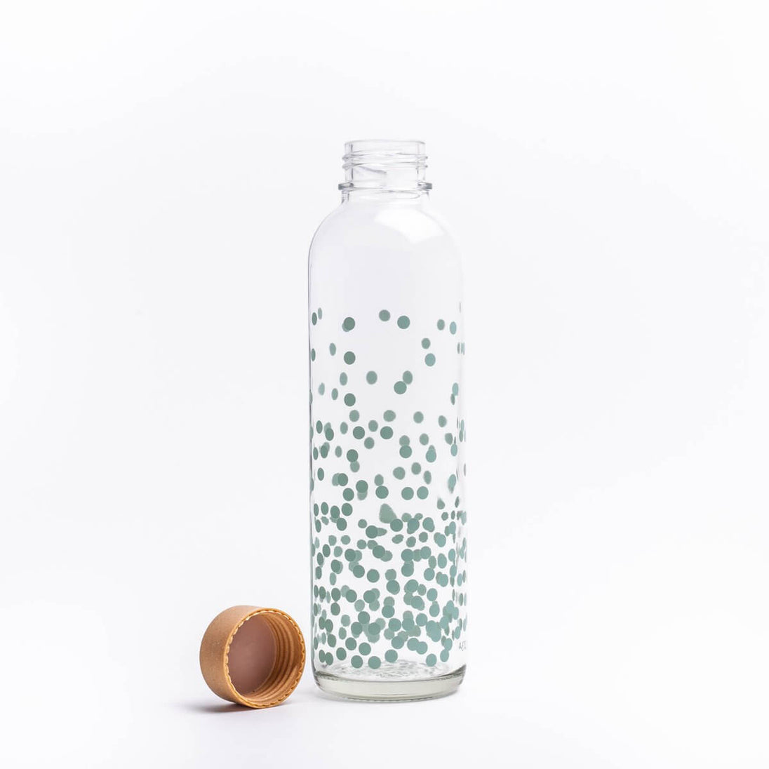 Transparente Glasflasche mit türkisfarbenen Punkten, 0,7 l Volumen, neben einem Korkverschluss.