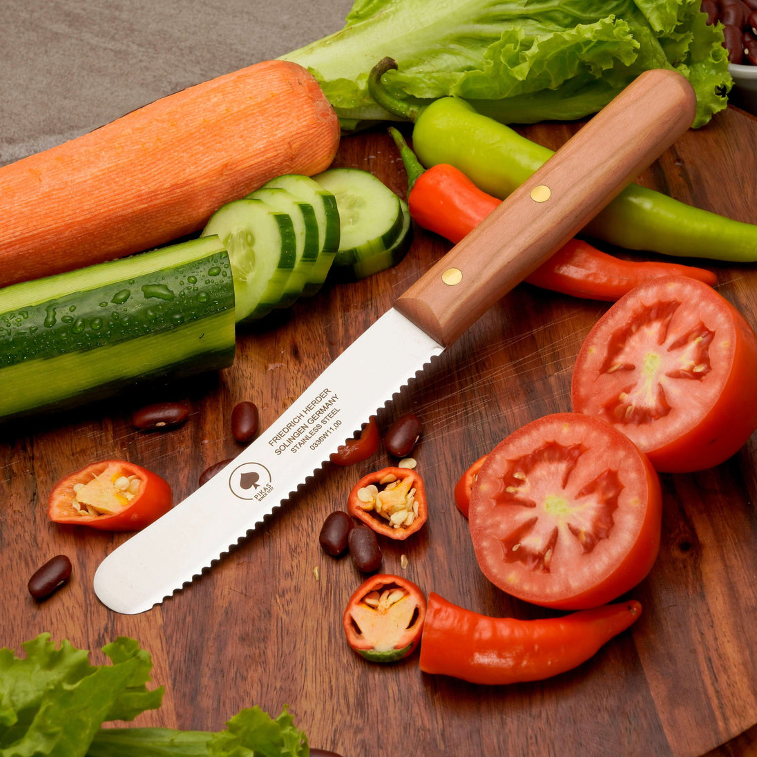 Buckelsmesser aus Solingen, ideal zum Schneiden von Gemüse, mit Holzgriff und scharfer Klinge.