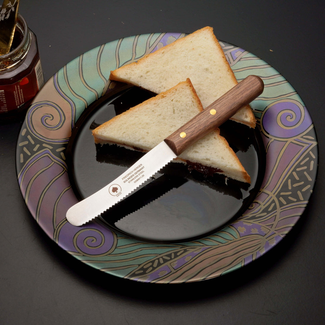 Buckelsmesser auf Teller mit Brot – traditionelles Frühstücksmesser aus Solingen, ideal für perfekte Schnitte.