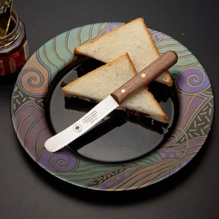 Buckelsmesser auf Teller mit Brot – traditionelles Frühstücksmesser aus Solingen, ideal für perfekte Schnitte.