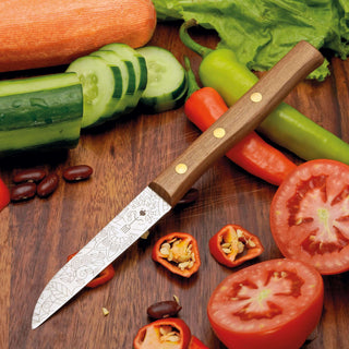 Gemüsemesser Zöppken Style Rostfrei auf einem Holzbrett, umgeben von frischem Gemüse und Obst.