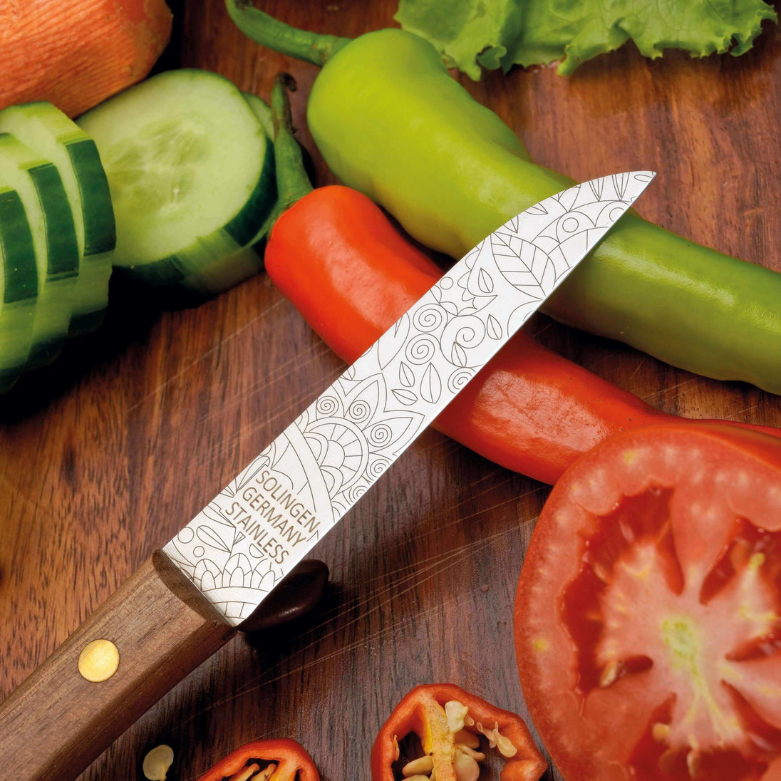 Gemüsemesser Zöppken aus Solingen mit Holzgriff, inmitten frischer Gemüse, für präzise Schnitte.