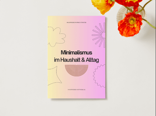 Titelbild des eBooks Minimalismus im Haushalt & Alltag mit farbenfrohem Design und floralen Akzenten.