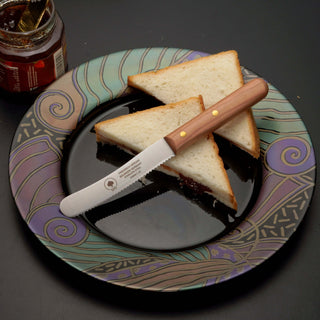 Buckelsmesser auf einem Teller mit Sandwiches, ideal für Frühstück und Marmelade, handgefertigt in Solingen.