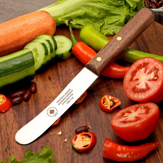 Buckelsmesser Solingen auf Holzbrett, umgeben von frischem Gemüse für ein klassisches Frühstück.