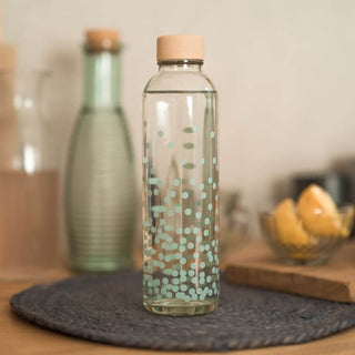 Glasflasche PURE HAPPINESS mit türkisen Punkten, 0,7 l Volumen, ideal für unterwegs.