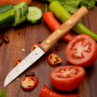 Gemüsemesser Zöppken mit Holzgriff, ideal zum Schneiden von Gemüse und Obst auf einem Holztisch.