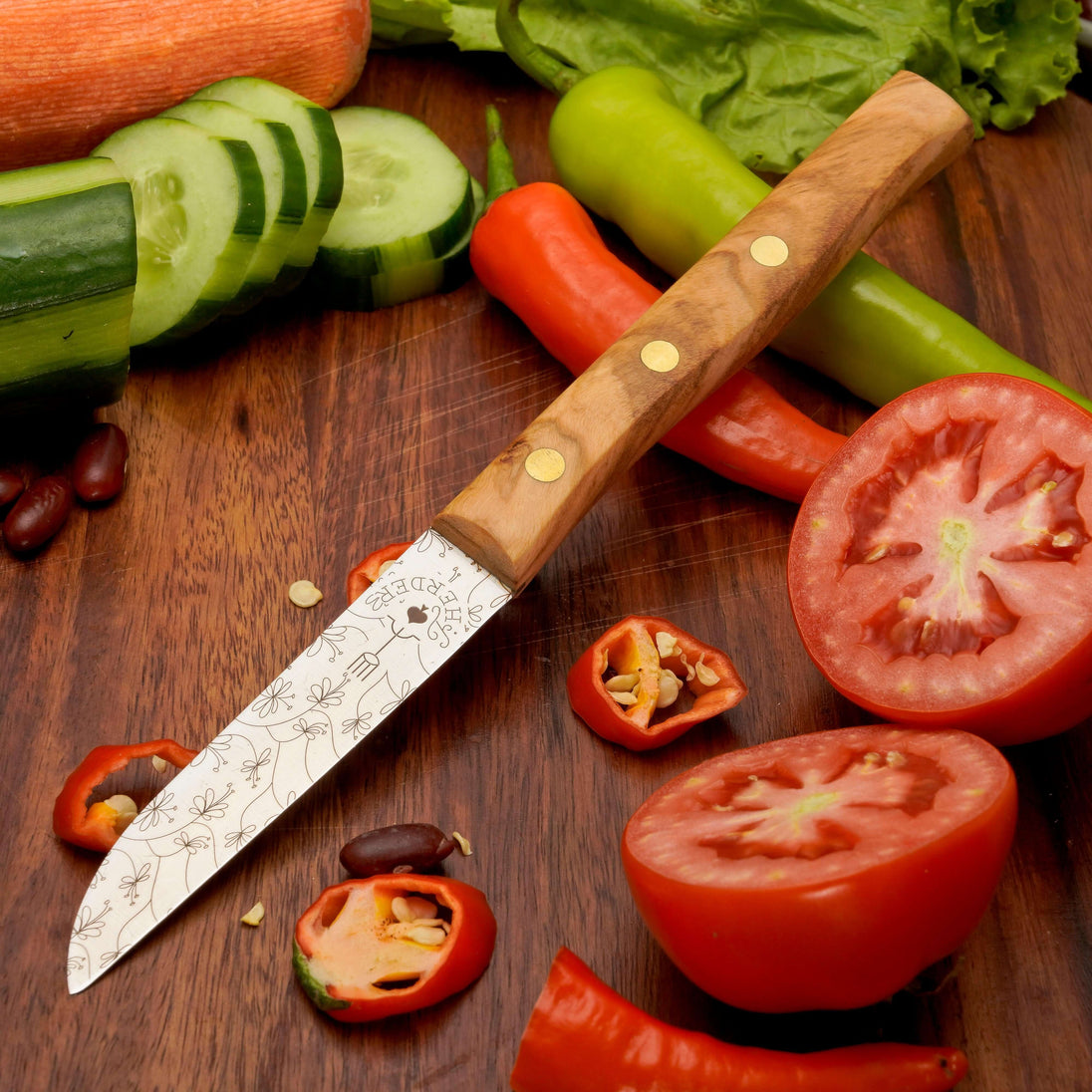 Gemüsemesser Zöppken mit Holzgriff, ideal zum Schneiden von Gemüse und Obst, auf Holzunterlage mit frischen Zutaten.