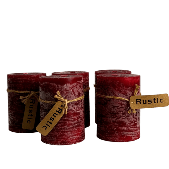 Set rustikale Stumpenkerzen in Bordeauxrot mit langer Brenndauer, ideal für Dekoration und gemütliche Atmosphäre.